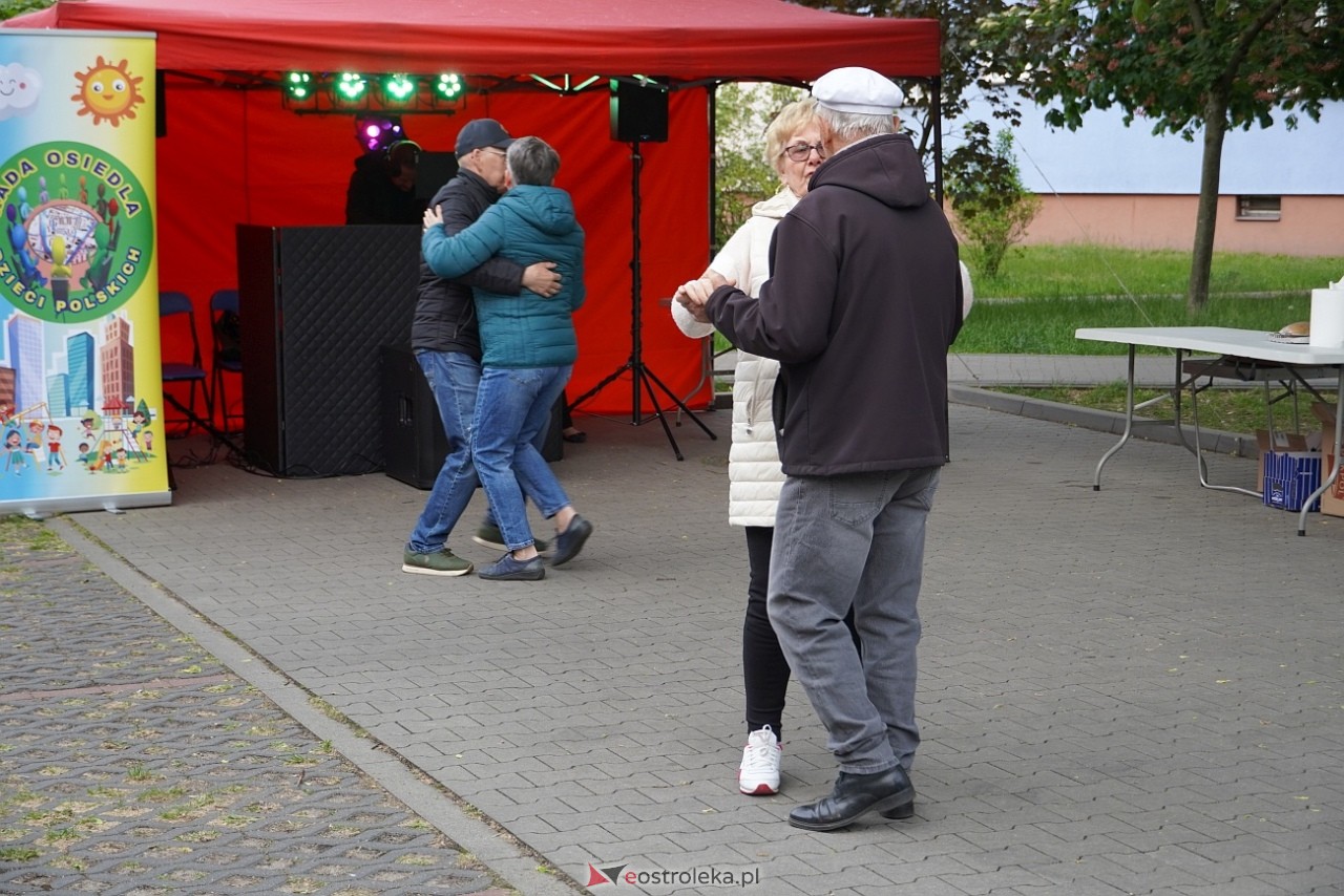 Potańcówka pod chmurką na Osiedlu Dzieci Polskich [10.05.2025] - zdjęcie #29 - eOstroleka.pl