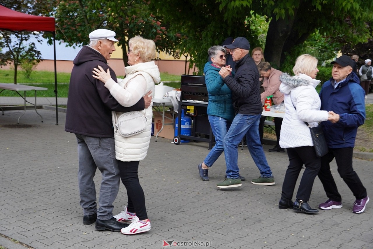 Potańcówka pod chmurką na Osiedlu Dzieci Polskich [10.05.2025] - zdjęcie #27 - eOstroleka.pl
