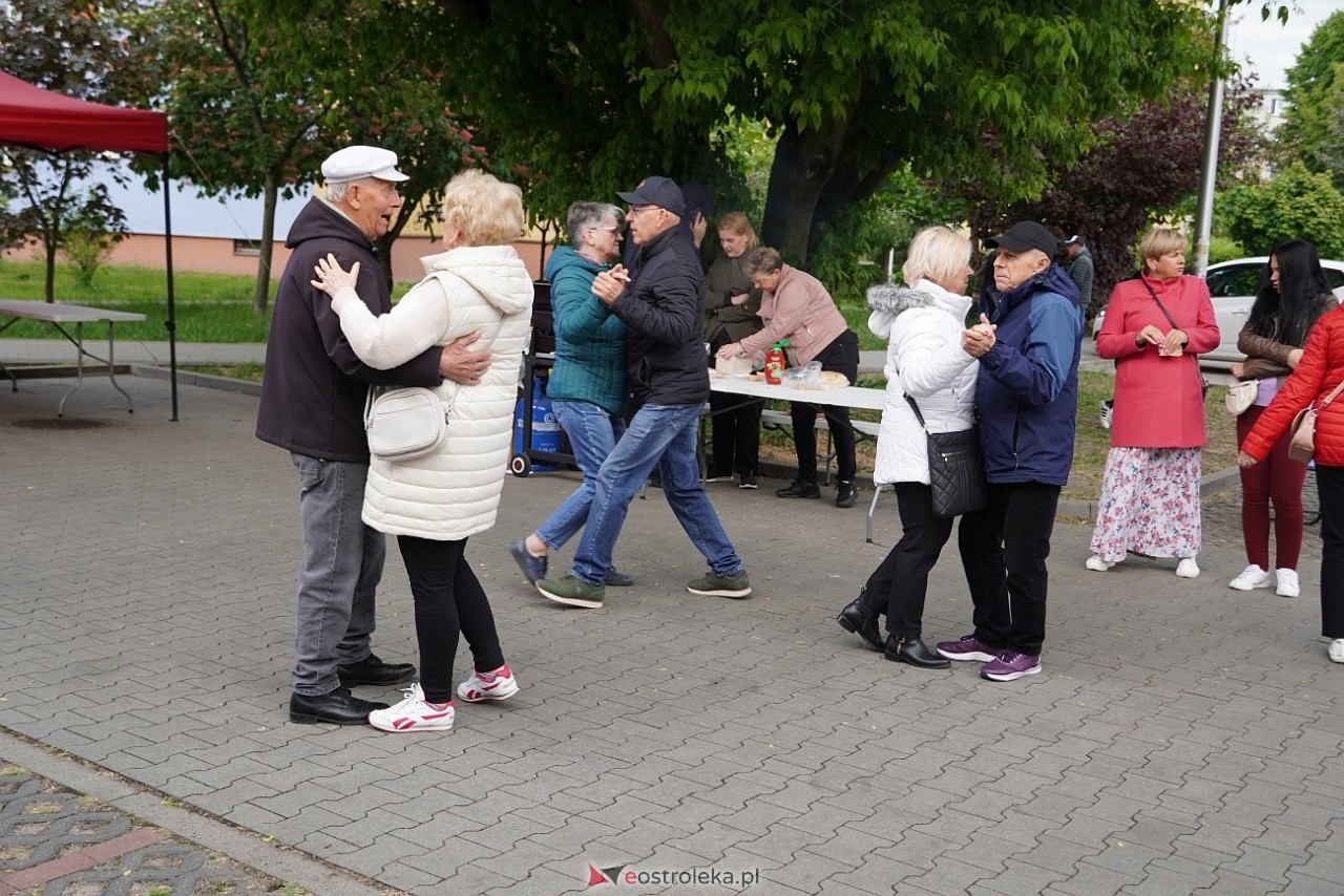 Potańcówka pod chmurką na Osiedlu Dzieci Polskich [10.05.2025] - zdjęcie #26 - eOstroleka.pl