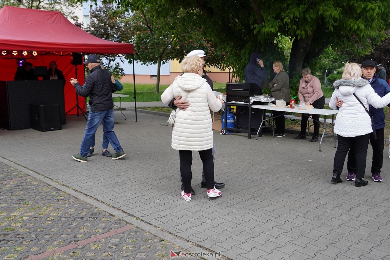 Potańcówka pod chmurką na Osiedlu Dzieci Polskich [10.05.2025] - zdjęcie #24 - eOstroleka.pl