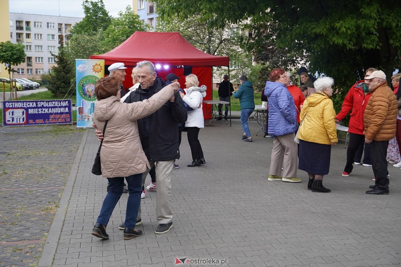 Potańcówka pod chmurką na Osiedlu Dzieci Polskich [10.05.2025] - zdjęcie #23 - eOstroleka.pl