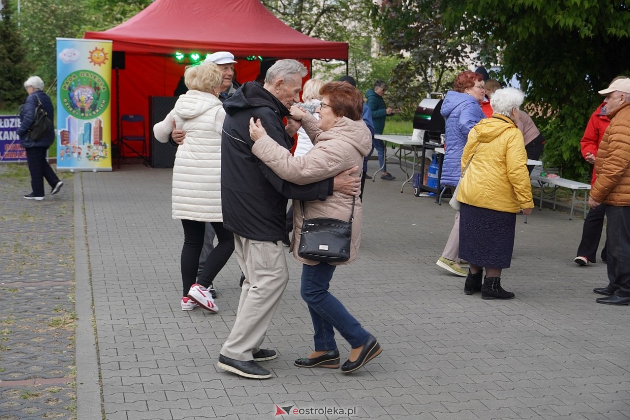 Potańcówka pod chmurką na Osiedlu Dzieci Polskich [10.05.2025] - zdjęcie #22 - eOstroleka.pl