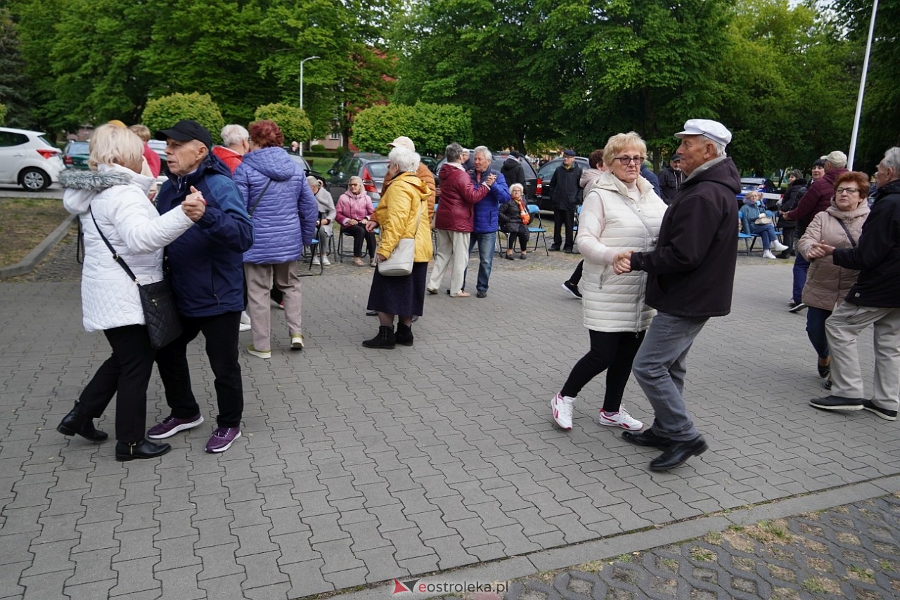 Potańcówka pod chmurką na Osiedlu Dzieci Polskich [10.05.2025] - zdjęcie #19 - eOstroleka.pl