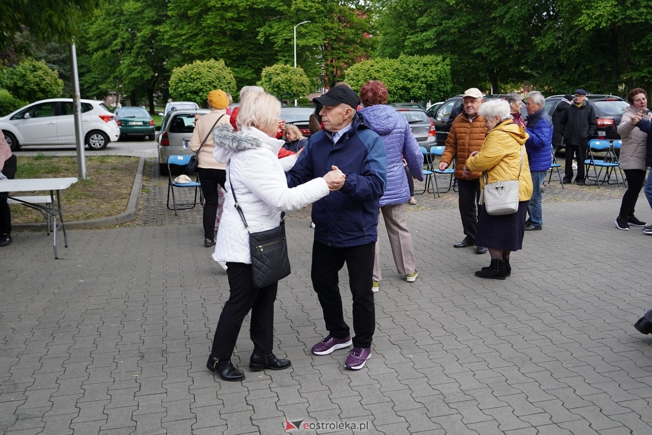 Potańcówka pod chmurką na Osiedlu Dzieci Polskich [10.05.2025] - zdjęcie #18 - eOstroleka.pl