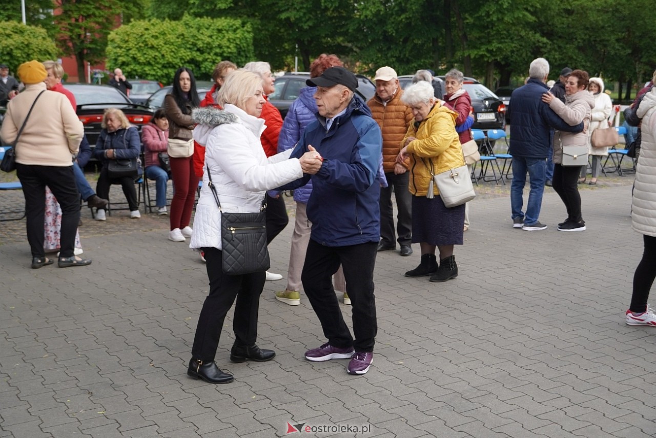 Potańcówka pod chmurką na Osiedlu Dzieci Polskich [10.05.2025] - zdjęcie #17 - eOstroleka.pl
