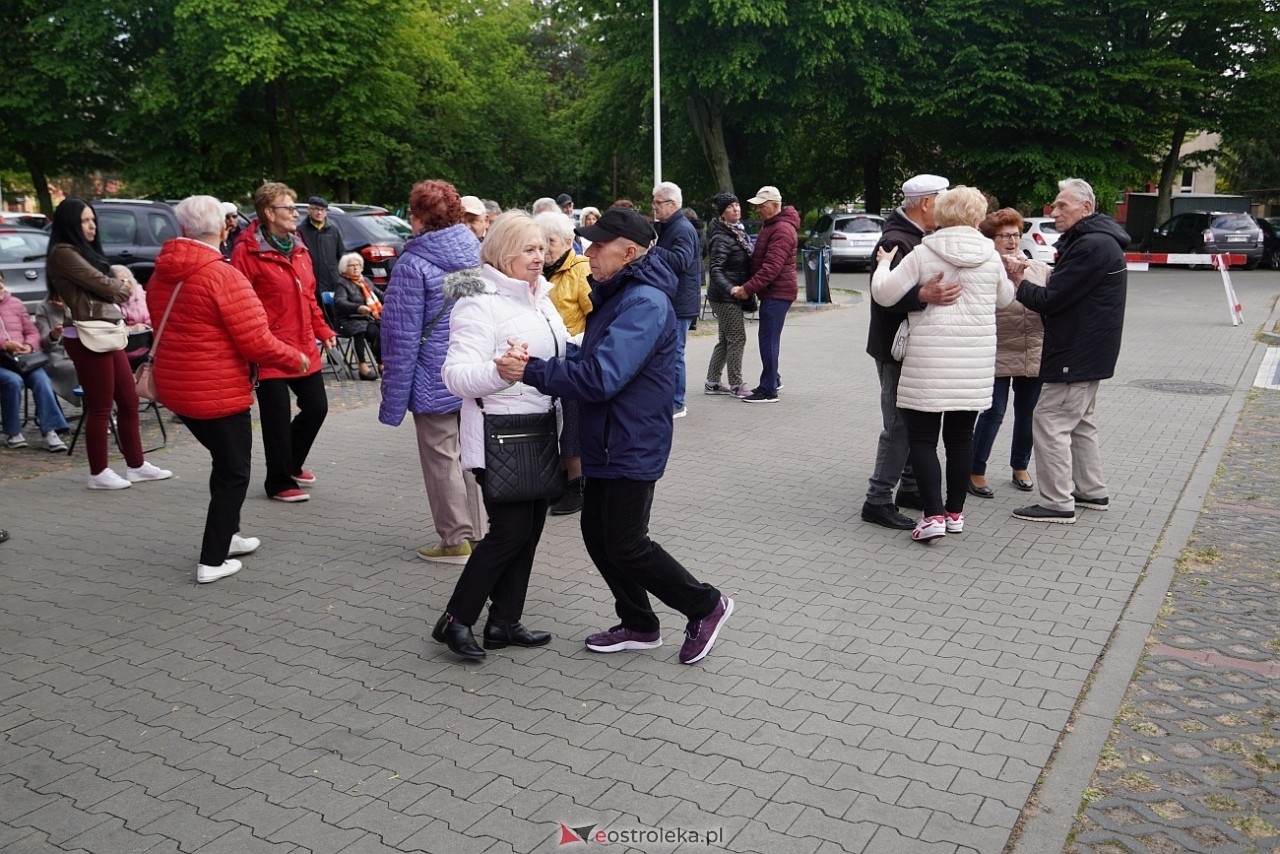 Potańcówka pod chmurką na Osiedlu Dzieci Polskich [10.05.2025] - zdjęcie #14 - eOstroleka.pl