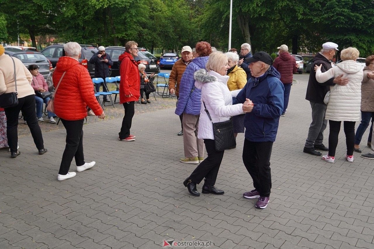 Potańcówka pod chmurką na Osiedlu Dzieci Polskich [10.05.2025] - zdjęcie #13 - eOstroleka.pl