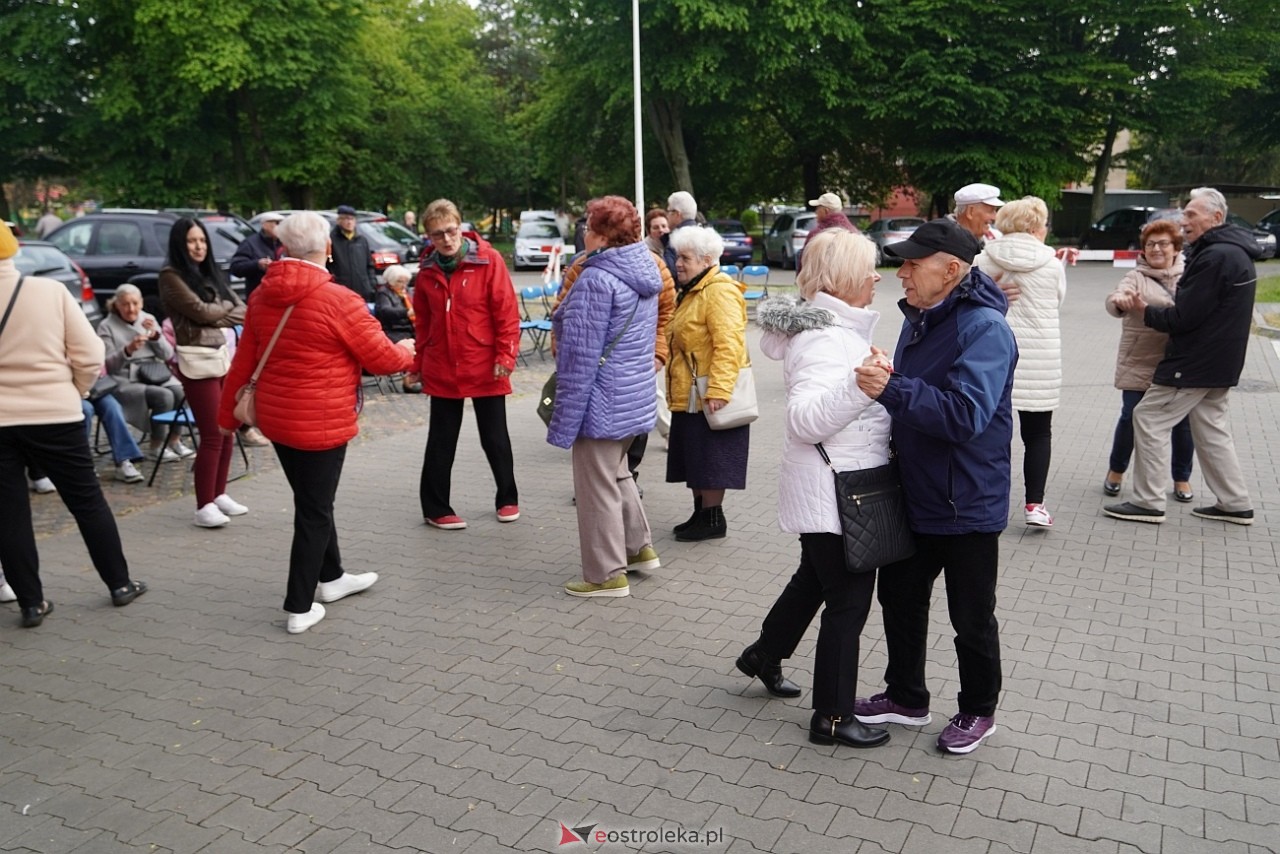 Potańcówka pod chmurką na Osiedlu Dzieci Polskich [10.05.2025] - zdjęcie #12 - eOstroleka.pl