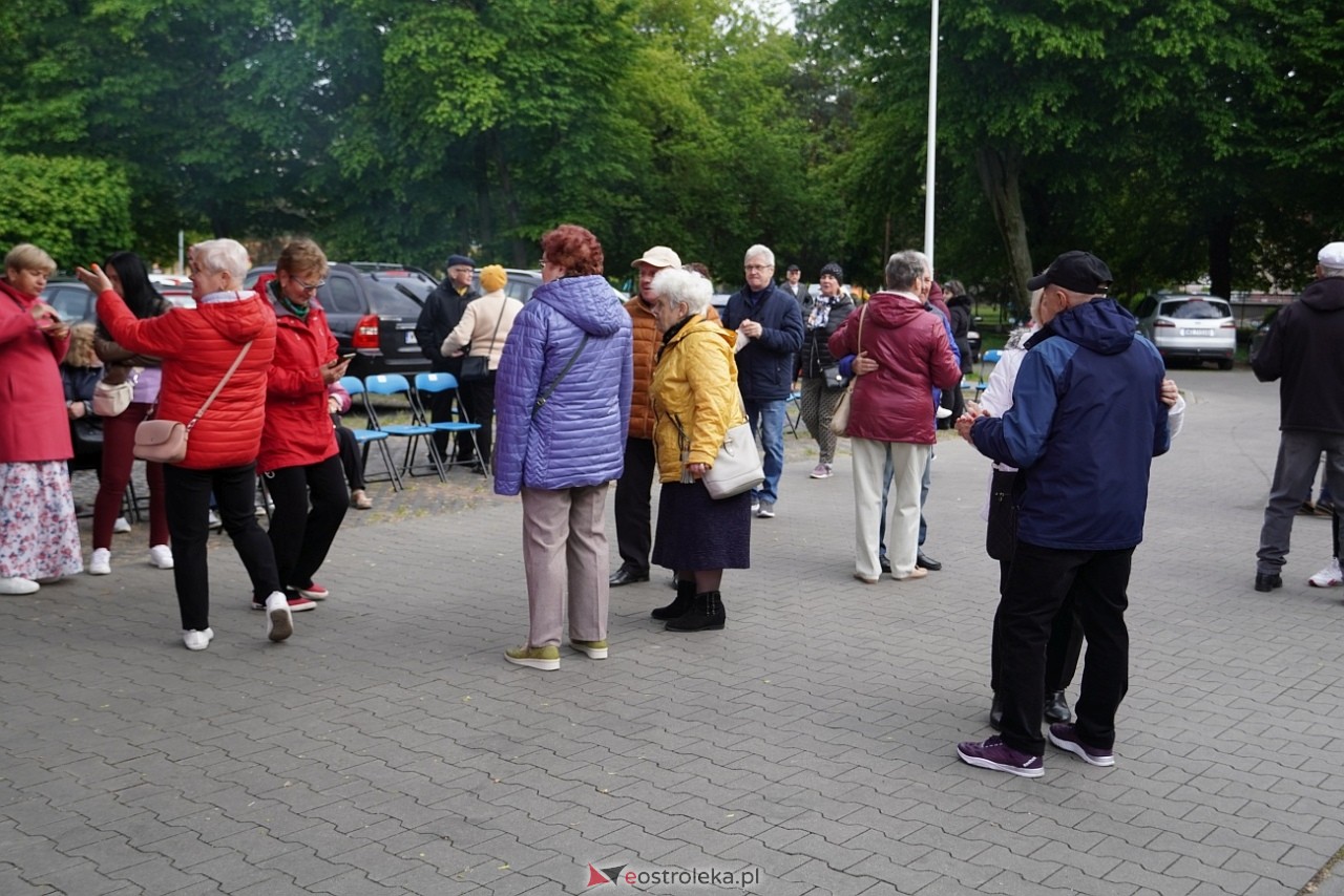 Potańcówka pod chmurką na Osiedlu Dzieci Polskich [10.05.2025] - zdjęcie #11 - eOstroleka.pl