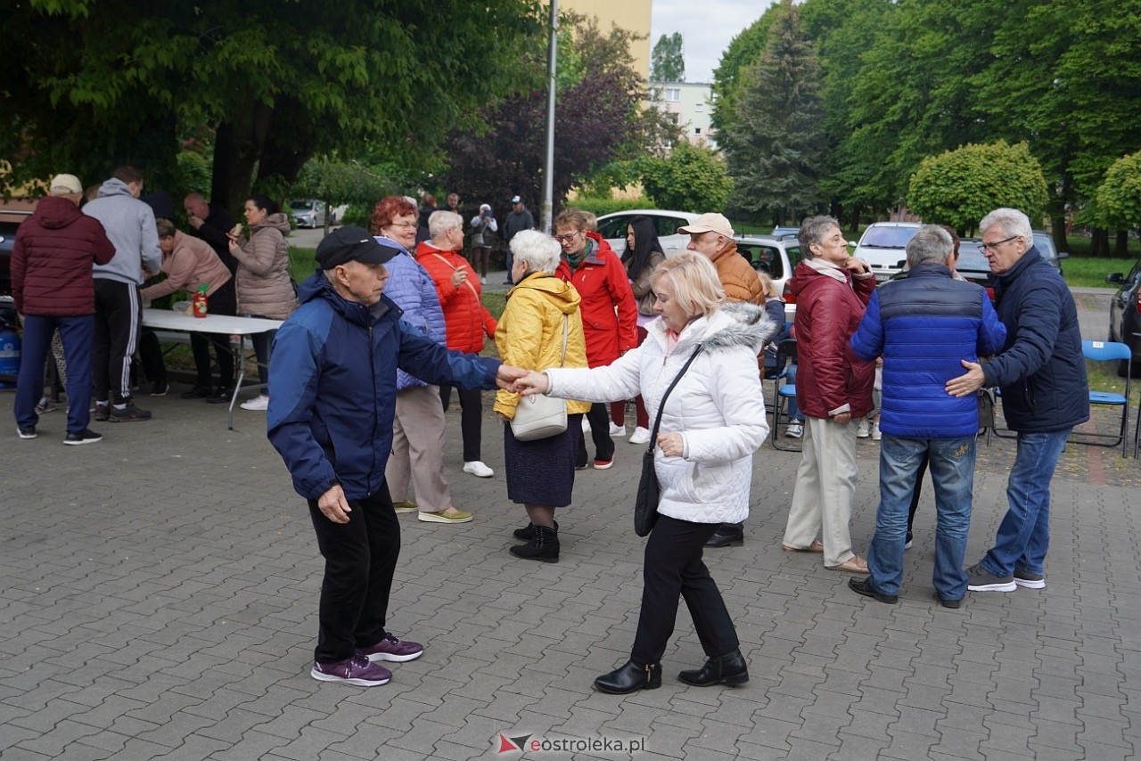 Potańcówka pod chmurką na Osiedlu Dzieci Polskich [10.05.2025] - zdjęcie #8 - eOstroleka.pl