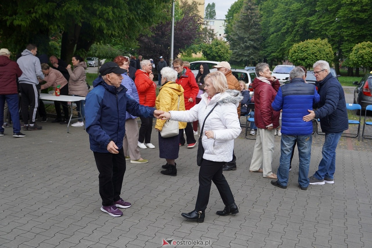Potańcówka pod chmurką na Osiedlu Dzieci Polskich [10.05.2025] - zdjęcie #7 - eOstroleka.pl