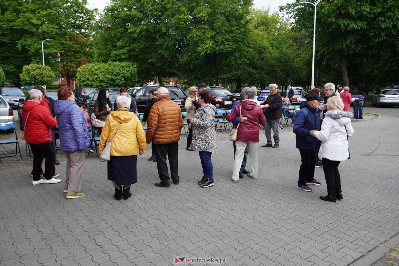 Potańcówka pod chmurką na Osiedlu Dzieci Polskich [10.05.2025] - zdjęcie #4 - eOstroleka.pl