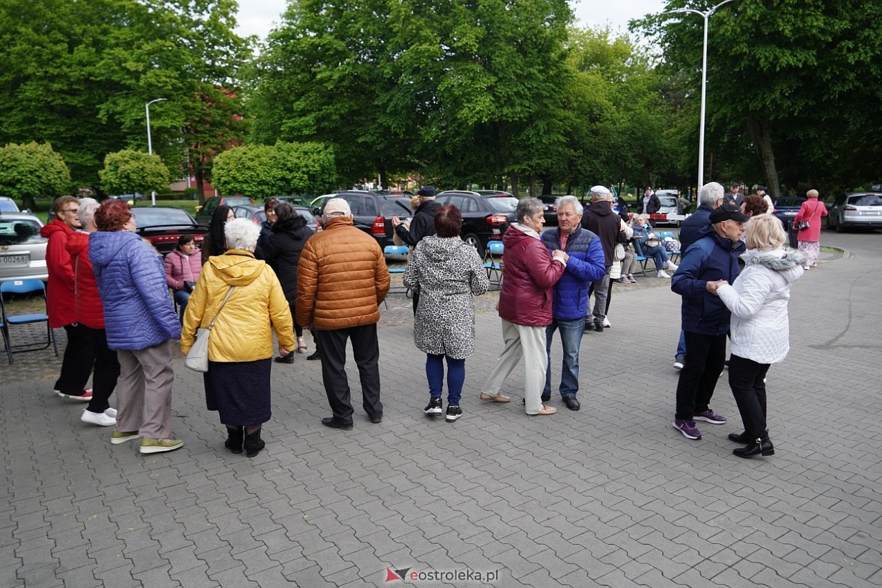 Potańcówka pod chmurką na Osiedlu Dzieci Polskich [10.05.2025] - zdjęcie #3 - eOstroleka.pl