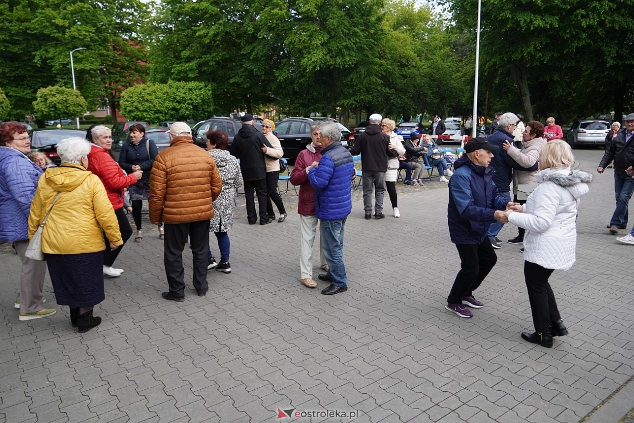 Potańcówka pod chmurką na Osiedlu Dzieci Polskich [10.05.2025] - zdjęcie #2 - eOstroleka.pl