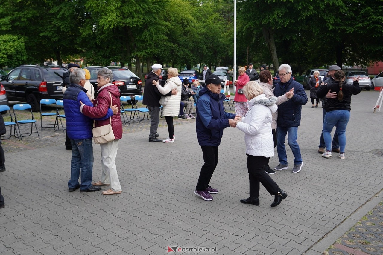Potańcówka pod chmurką na Osiedlu Dzieci Polskich [10.05.2025] - zdjęcie #1 - eOstroleka.pl