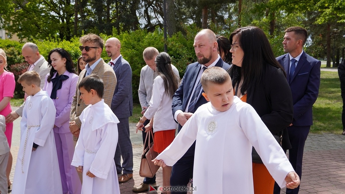 I Komunia Święta w parafii pw. Zbawiciela Świata w Ostrołęce [11.05.2025] - zdjęcie #88 - eOstroleka.pl