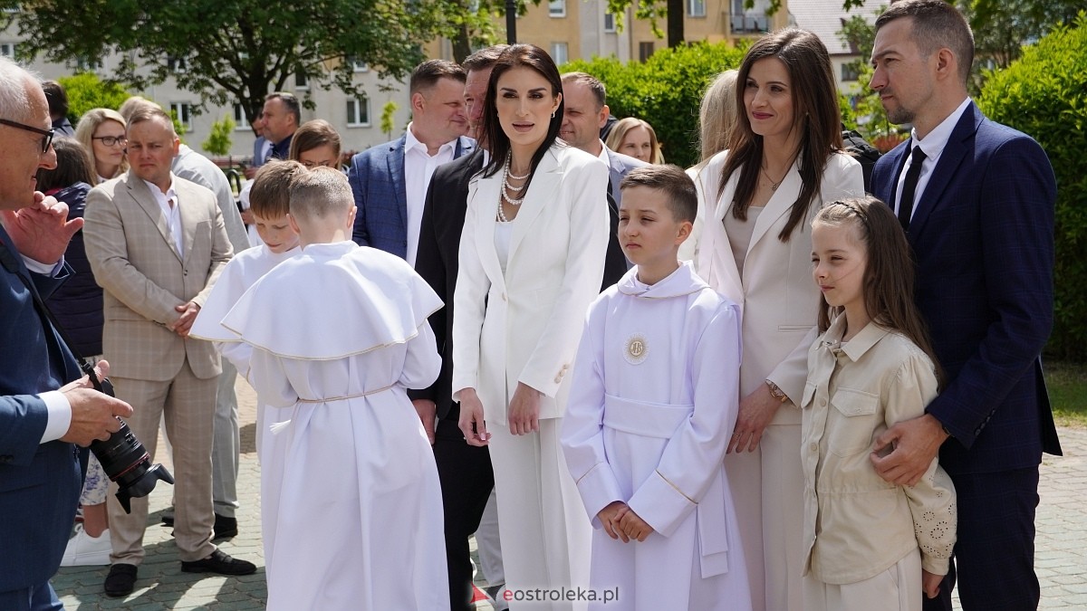 I Komunia Święta w parafii pw. Zbawiciela Świata w Ostrołęce [11.05.2025] - zdjęcie #76 - eOstroleka.pl