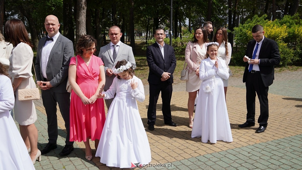 I Komunia Święta w parafii pw. Zbawiciela Świata w Ostrołęce [11.05.2025] - zdjęcie #71 - eOstroleka.pl