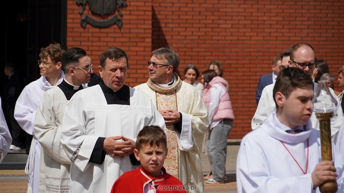 I Komunia Święta w parafii pw. Zbawiciela Świata w Ostrołęce [11.05.2025] - zdjęcie #42 - eOstroleka.pl