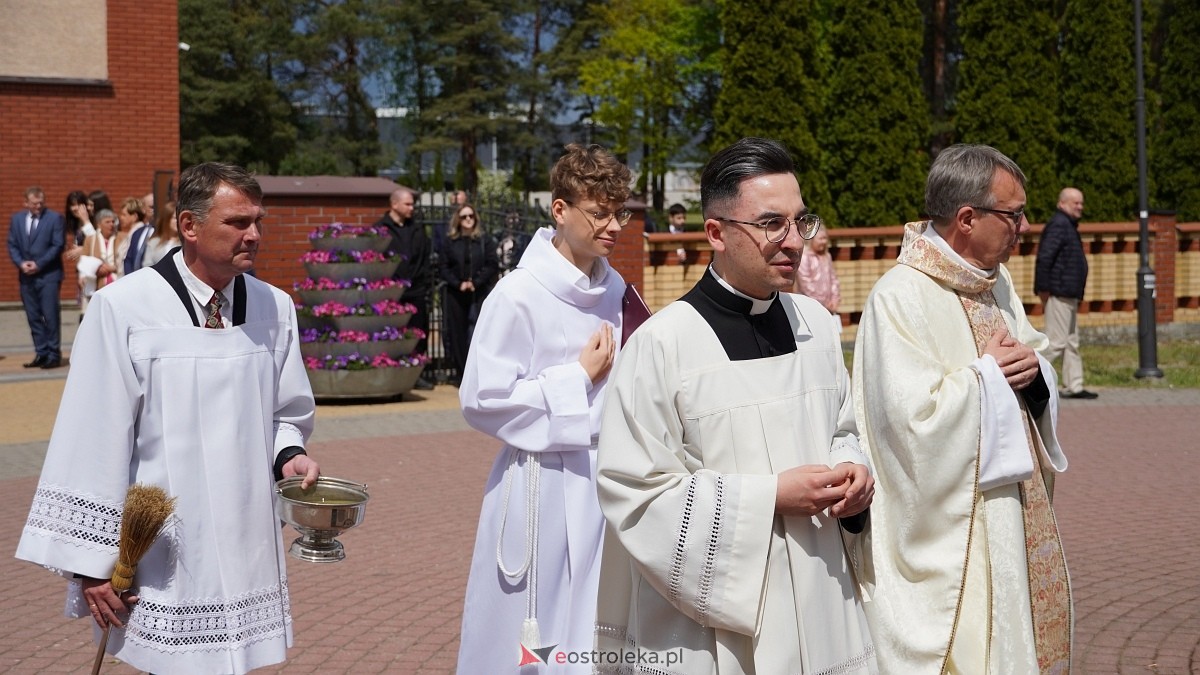 I Komunia Święta w parafii pw. Zbawiciela Świata w Ostrołęce [11.05.2025] - zdjęcie #40 - eOstroleka.pl