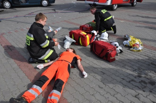 Wypadek z udziałem karetki i samochodów osobowych (25.IX.2011) - zdjęcie #44 - eOstroleka.pl