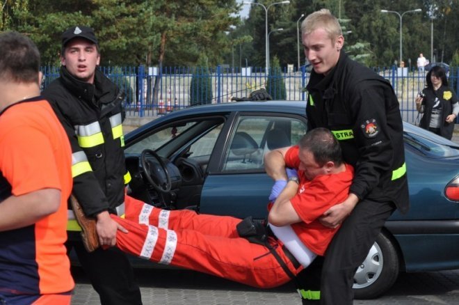 Wypadek z udziałem karetki i samochodów osobowych (25.IX.2011) - zdjęcie #48 - eOstroleka.pl
