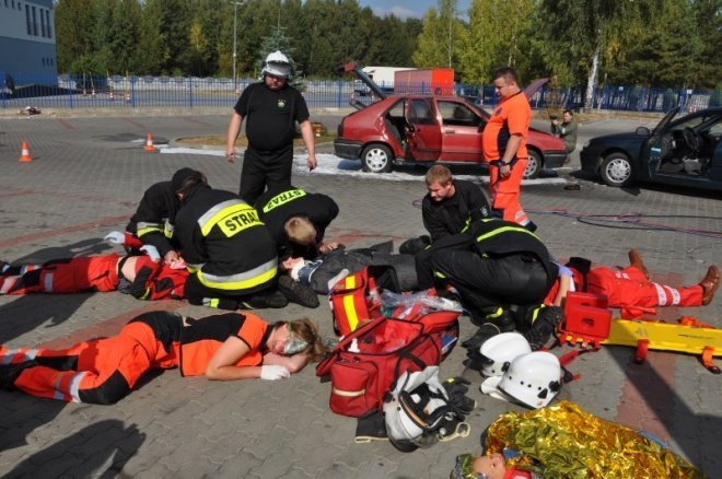 Wypadek z udziałem karetki i samochodów osobowych (25.IX.2011) - zdjęcie #53 - eOstroleka.pl