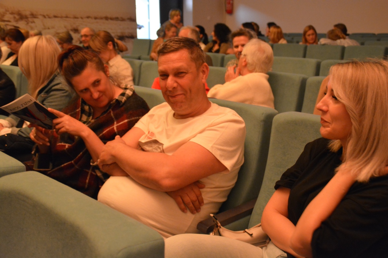 Spektakl Przez ścianę w Centrum Kultury Kurpiowskiej w Kadzidle [12.05.2025] - zdjęcie #25 - eOstroleka.pl