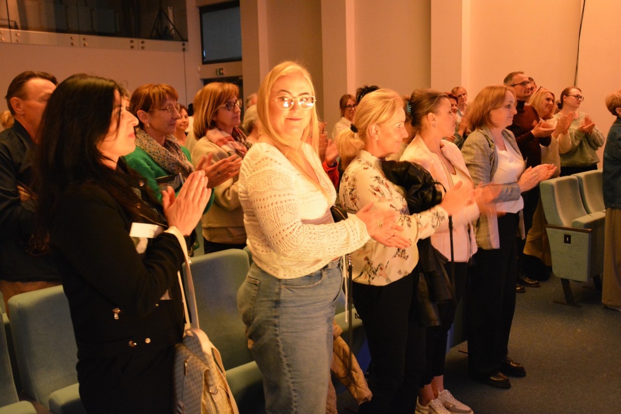 Spektakl Przez ścianę w Centrum Kultury Kurpiowskiej w Kadzidle [12.05.2025] - zdjęcie #24 - eOstroleka.pl