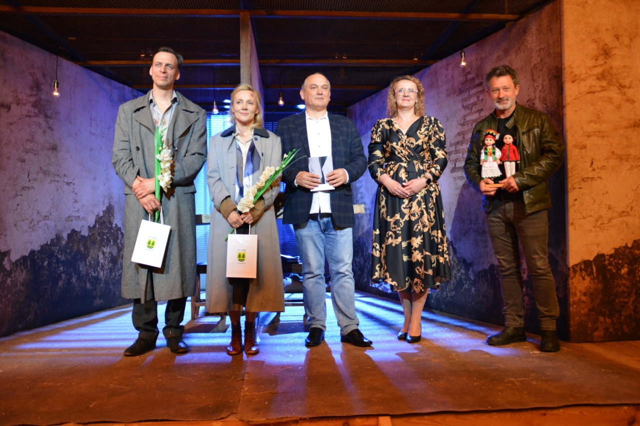 Spektakl Przez ścianę w Centrum Kultury Kurpiowskiej w Kadzidle [12.05.2025] - zdjęcie #23 - eOstroleka.pl