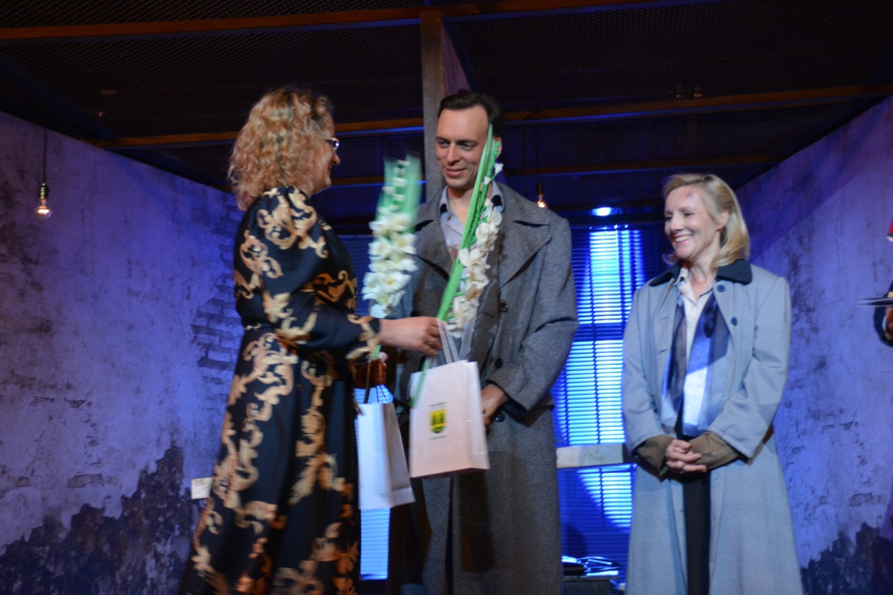 Spektakl Przez ścianę w Centrum Kultury Kurpiowskiej w Kadzidle [12.05.2025] - zdjęcie #22 - eOstroleka.pl