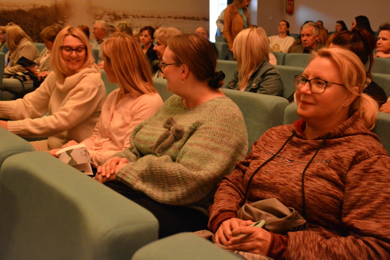 Spektakl Przez ścianę w Centrum Kultury Kurpiowskiej w Kadzidle [12.05.2025] - zdjęcie #21 - eOstroleka.pl