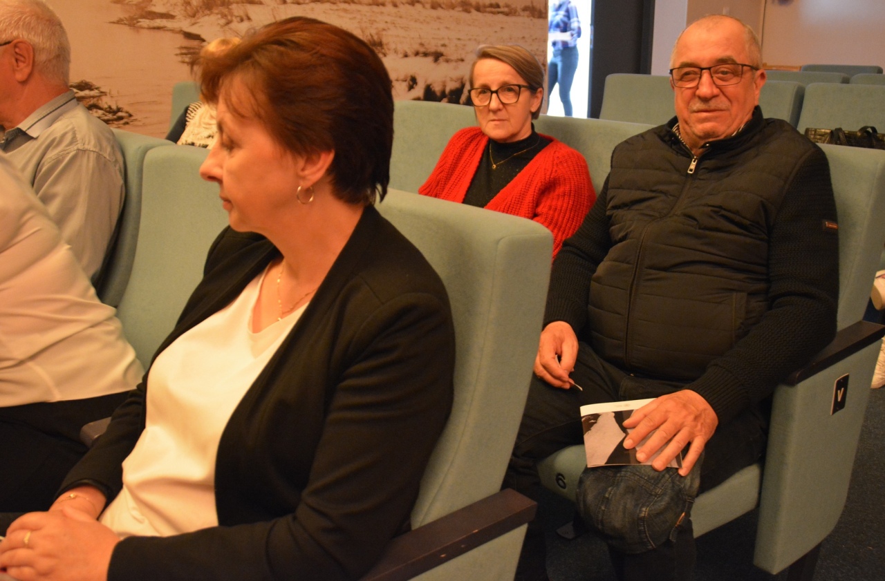 Spektakl Przez ścianę w Centrum Kultury Kurpiowskiej w Kadzidle [12.05.2025] - zdjęcie #19 - eOstroleka.pl