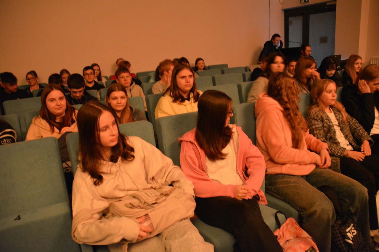 Spektakl Przez ścianę w Centrum Kultury Kurpiowskiej w Kadzidle [12.05.2025] - zdjęcie #17 - eOstroleka.pl