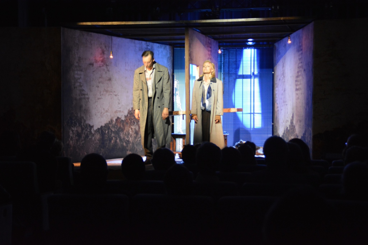 Spektakl Przez ścianę w Centrum Kultury Kurpiowskiej w Kadzidle [12.05.2025] - zdjęcie #16 - eOstroleka.pl