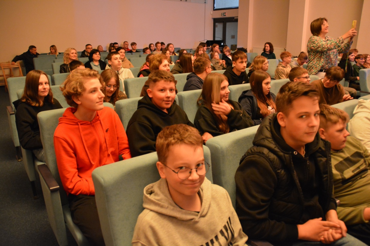 Spektakl Przez ścianę w Centrum Kultury Kurpiowskiej w Kadzidle [12.05.2025] - zdjęcie #15 - eOstroleka.pl