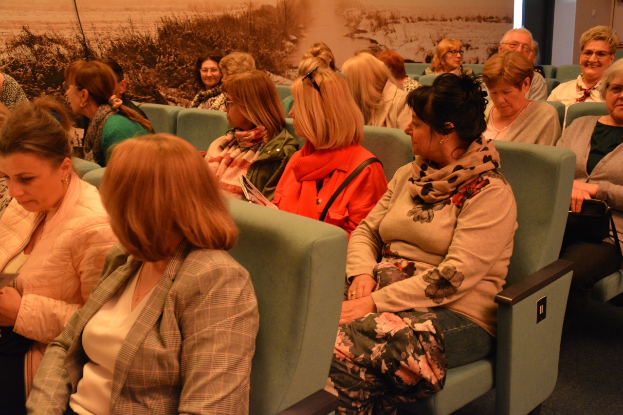 Spektakl Przez ścianę w Centrum Kultury Kurpiowskiej w Kadzidle [12.05.2025] - zdjęcie #14 - eOstroleka.pl