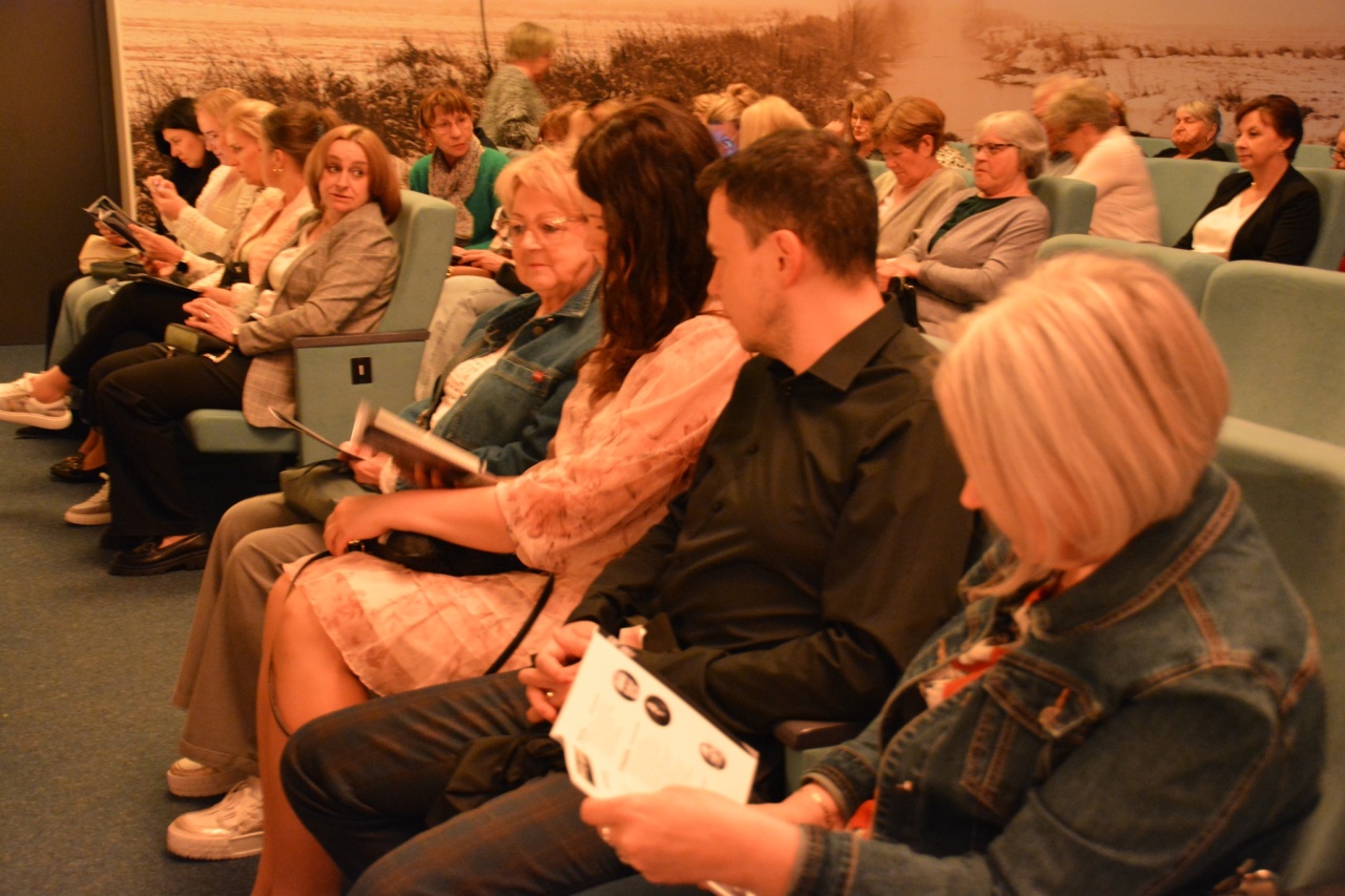 Spektakl Przez ścianę w Centrum Kultury Kurpiowskiej w Kadzidle [12.05.2025] - zdjęcie #13 - eOstroleka.pl