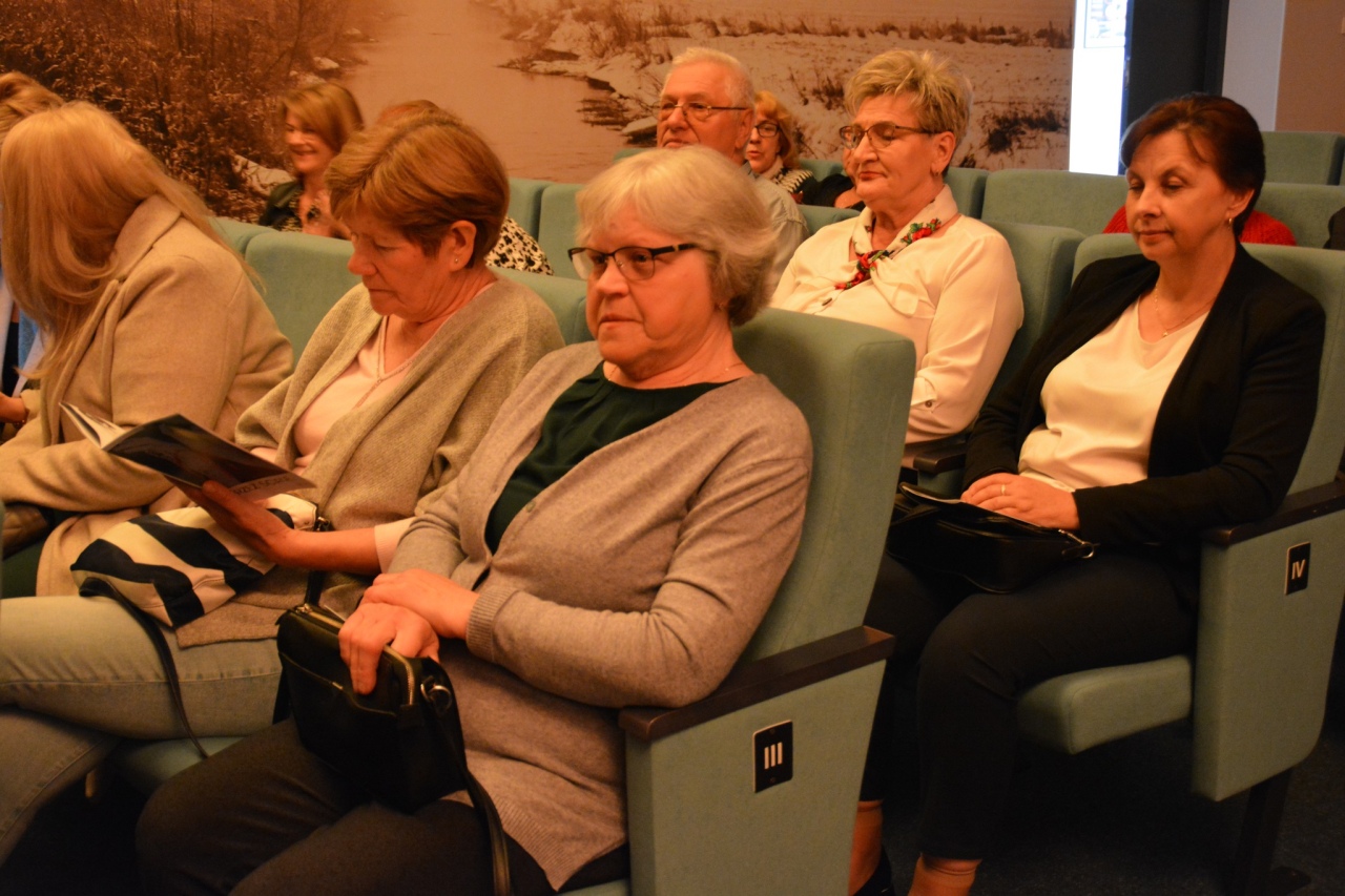 Spektakl Przez ścianę w Centrum Kultury Kurpiowskiej w Kadzidle [12.05.2025] - zdjęcie #11 - eOstroleka.pl