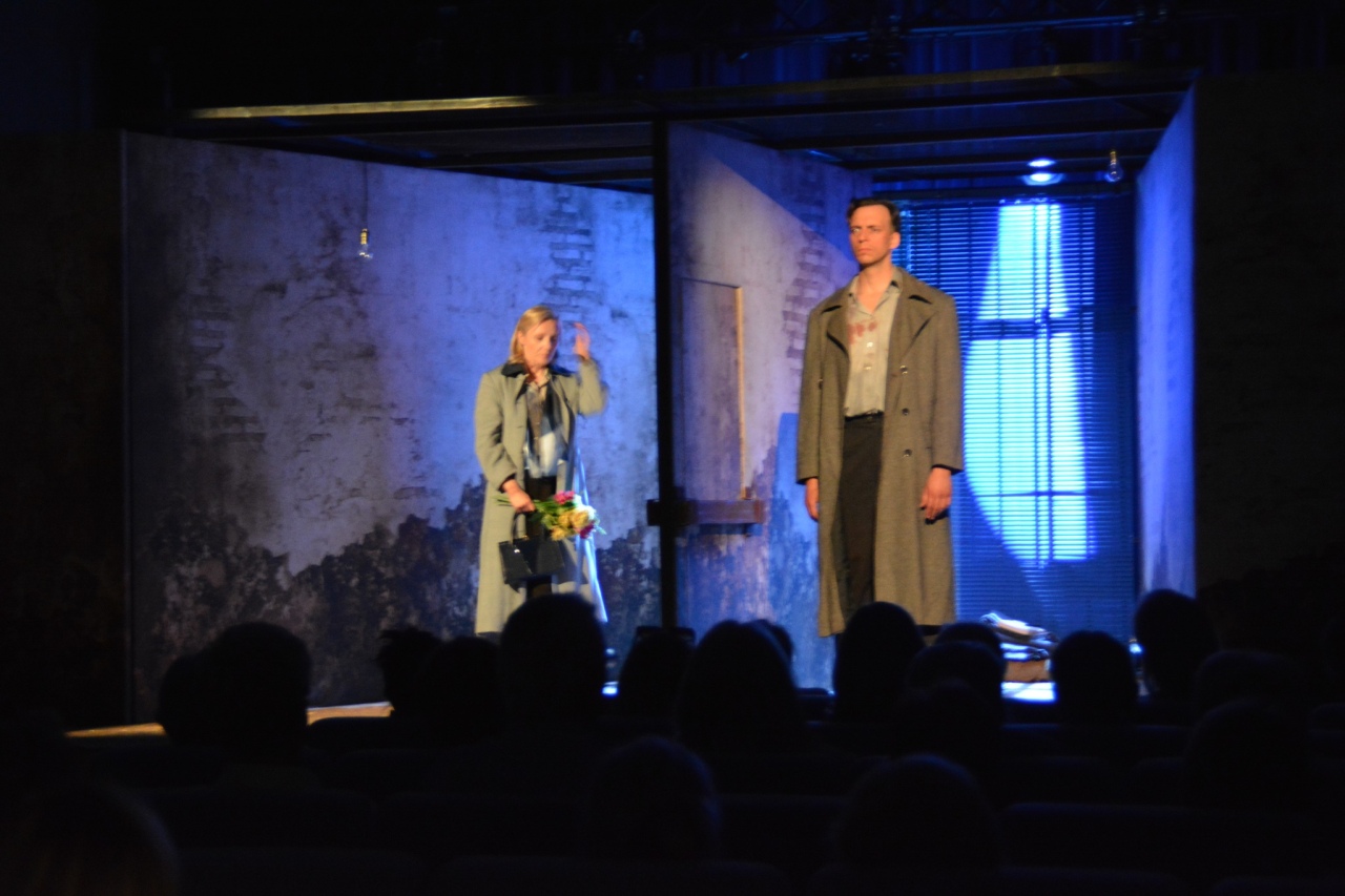 Spektakl Przez ścianę w Centrum Kultury Kurpiowskiej w Kadzidle [12.05.2025] - zdjęcie #9 - eOstroleka.pl