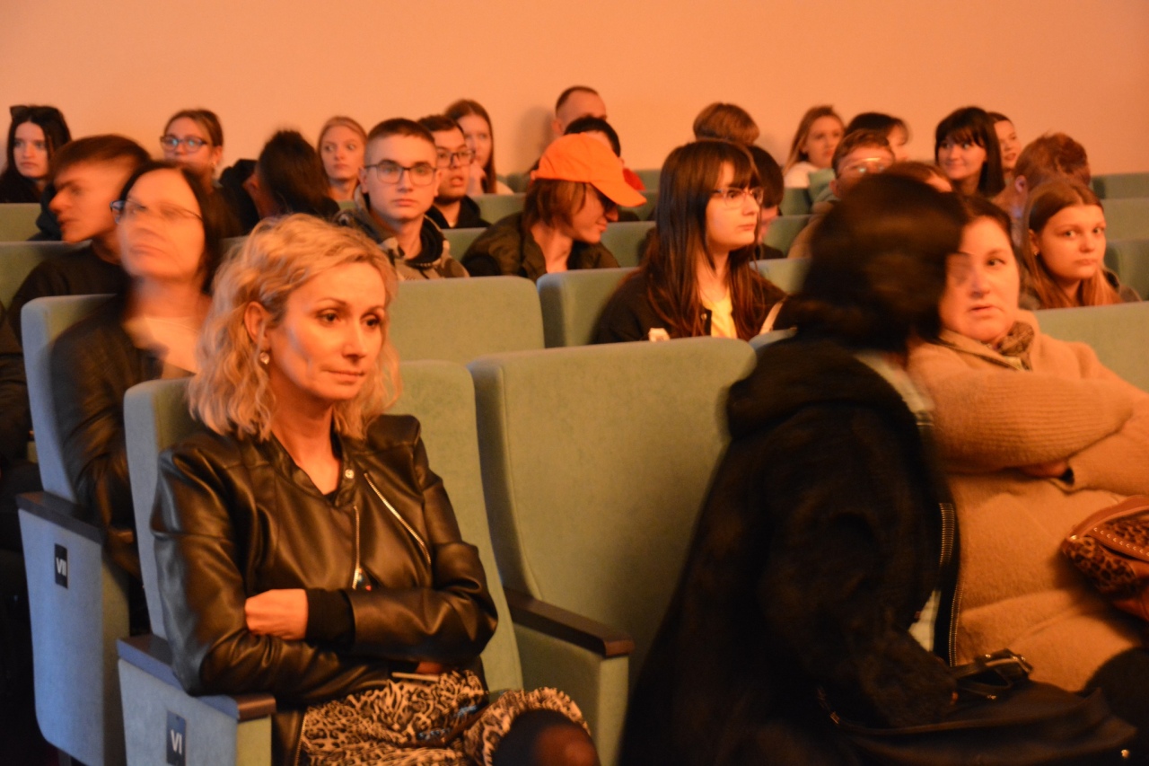 Spektakl Przez ścianę w Centrum Kultury Kurpiowskiej w Kadzidle [12.05.2025] - zdjęcie #7 - eOstroleka.pl