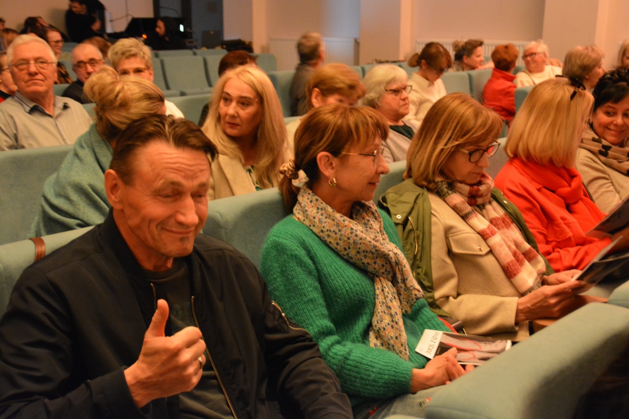 Spektakl Przez ścianę w Centrum Kultury Kurpiowskiej w Kadzidle [12.05.2025] - zdjęcie #4 - eOstroleka.pl