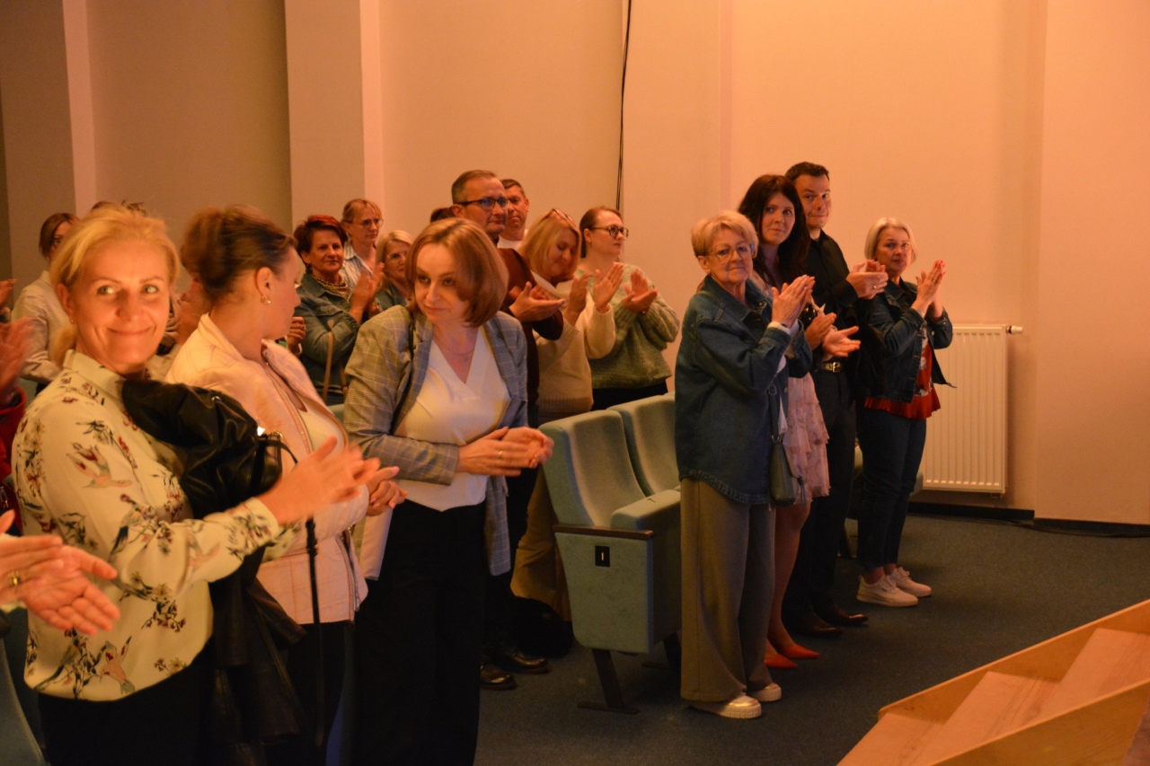 Spektakl Przez ścianę w Centrum Kultury Kurpiowskiej w Kadzidle [12.05.2025] - zdjęcie #3 - eOstroleka.pl