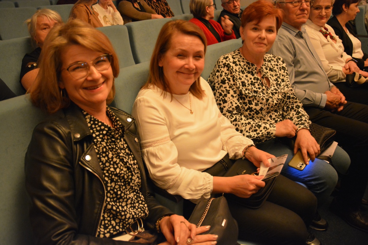 Spektakl Przez ścianę w Centrum Kultury Kurpiowskiej w Kadzidle [12.05.2025] - zdjęcie #2 - eOstroleka.pl