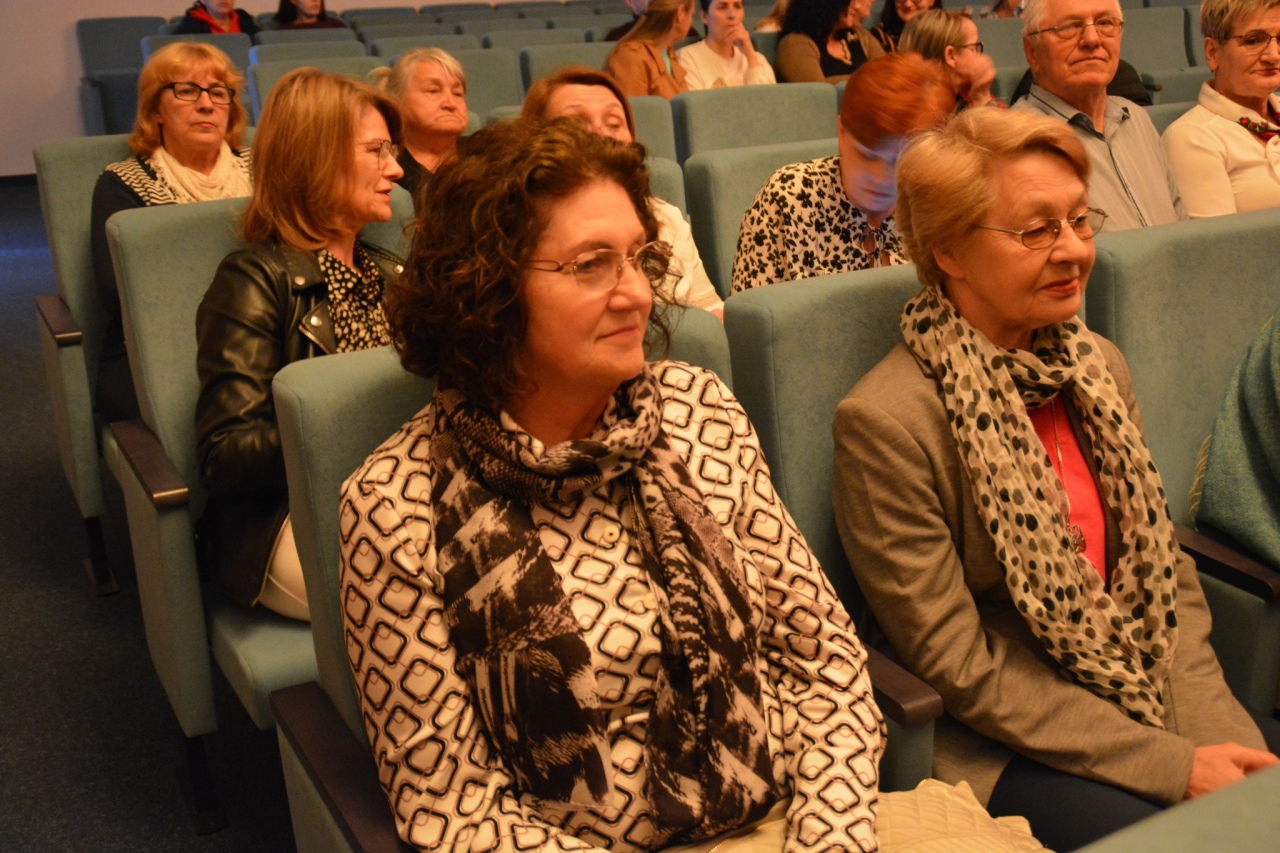 Spektakl Przez ścianę w Centrum Kultury Kurpiowskiej w Kadzidle [12.05.2025] - zdjęcie #1 - eOstroleka.pl