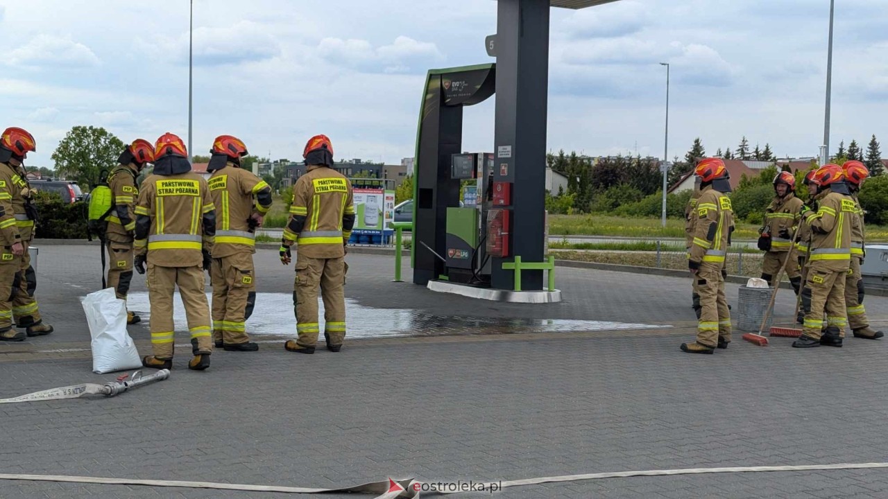 Niebezpieczny wyciek na stacji paliw w Ostrołęce [14.05.2025] - zdjęcie #13 - eOstroleka.pl
