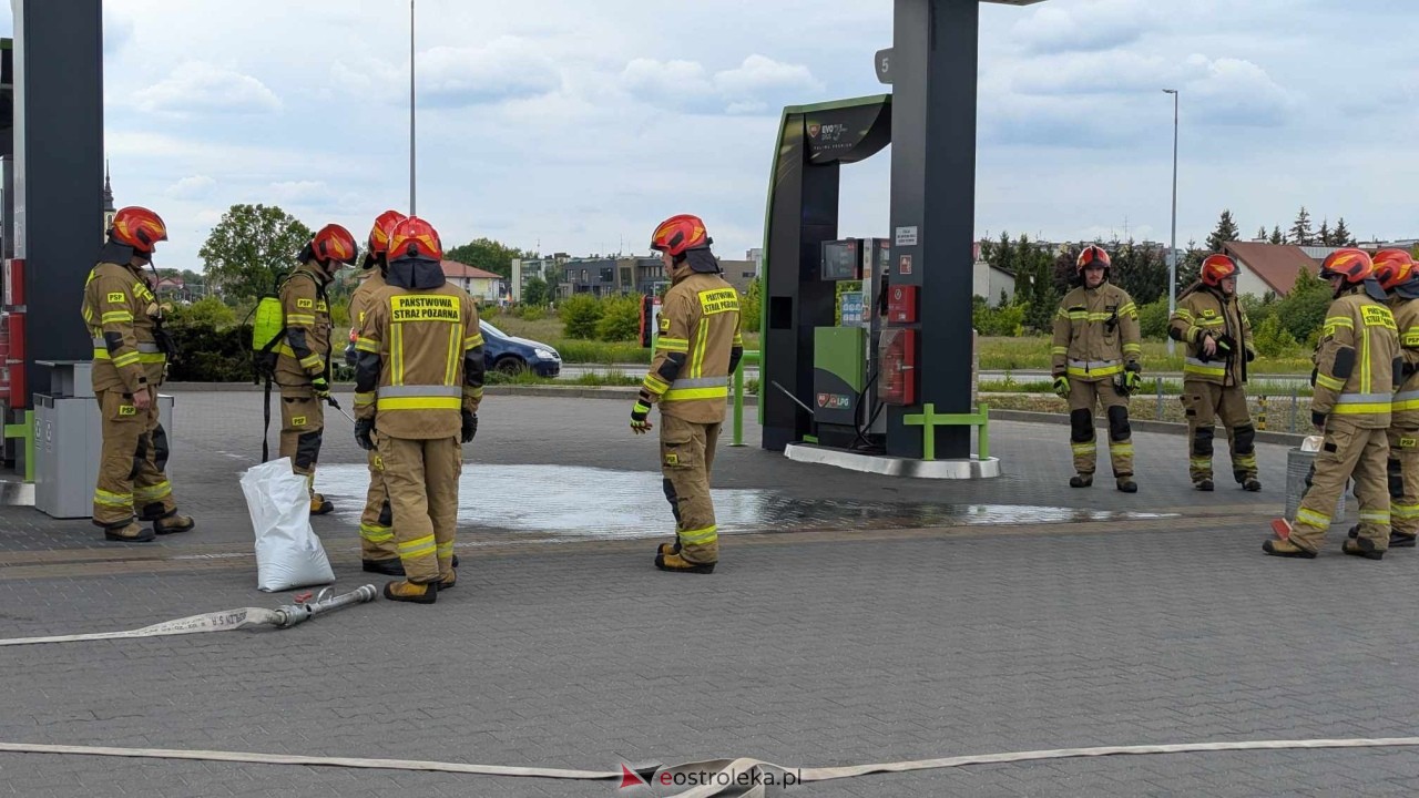 Niebezpieczny wyciek na stacji paliw w Ostrołęce [14.05.2025] - zdjęcie #12 - eOstroleka.pl