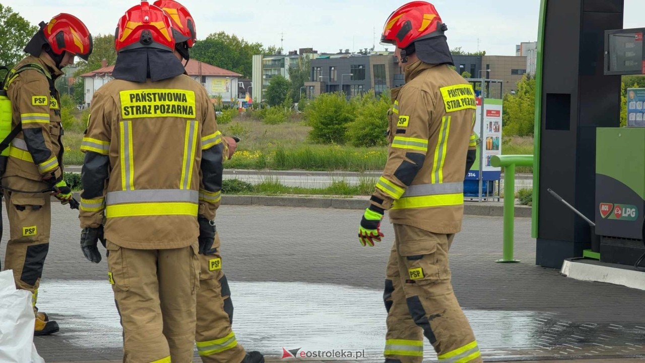 Niebezpieczny wyciek na stacji paliw w Ostrołęce [14.05.2025] - zdjęcie #4 - eOstroleka.pl