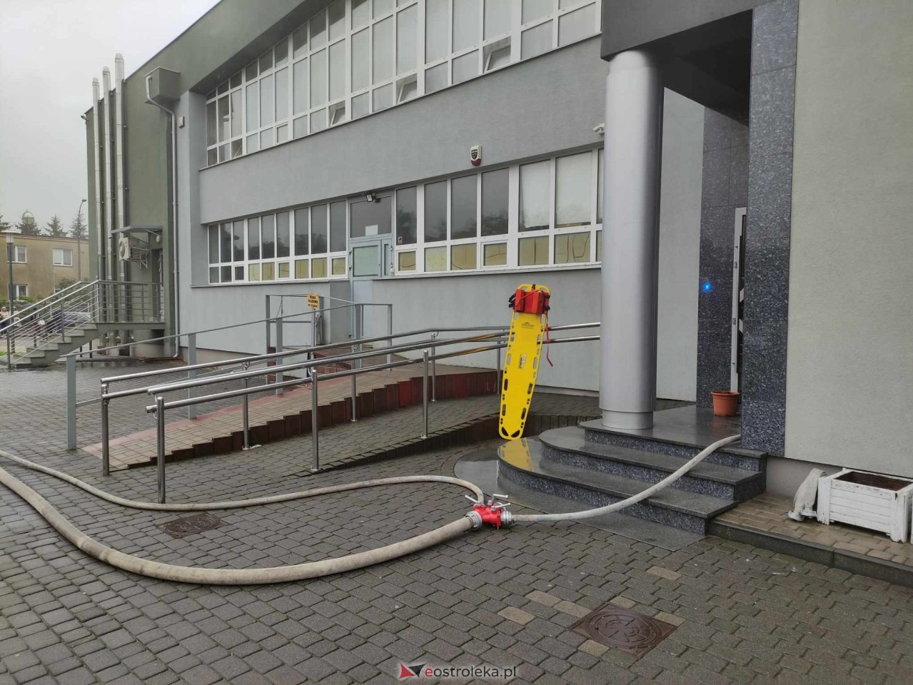 Pożar w budynku przy Alei Wojska Polskiego w Ostrołęce [16.05.2025] - zdjęcie #13 - eOstroleka.pl