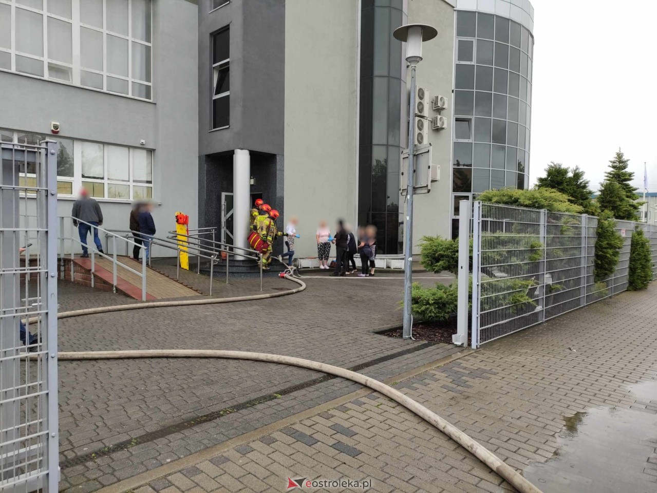 Pożar w budynku przy Alei Wojska Polskiego w Ostrołęce [16.05.2025] - zdjęcie #11 - eOstroleka.pl
